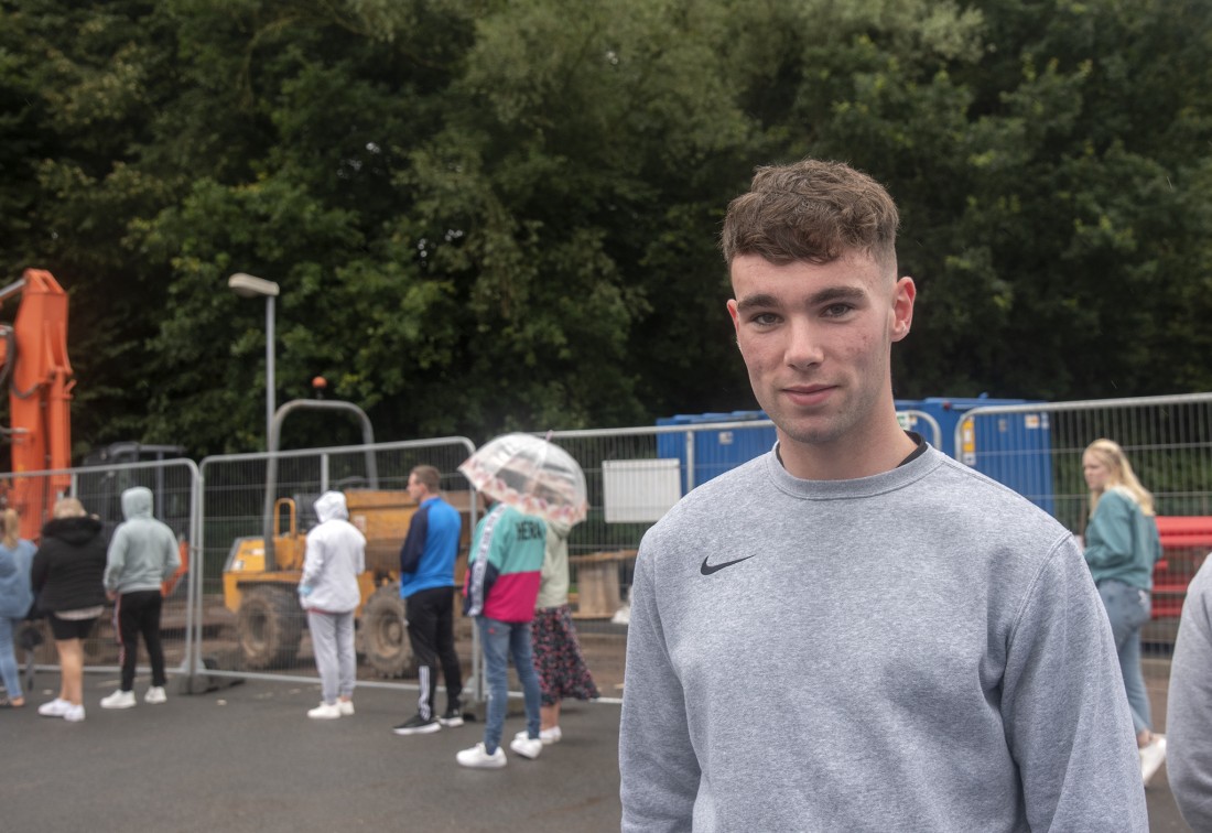 Hundreds queue for vaccine amid Covid surge