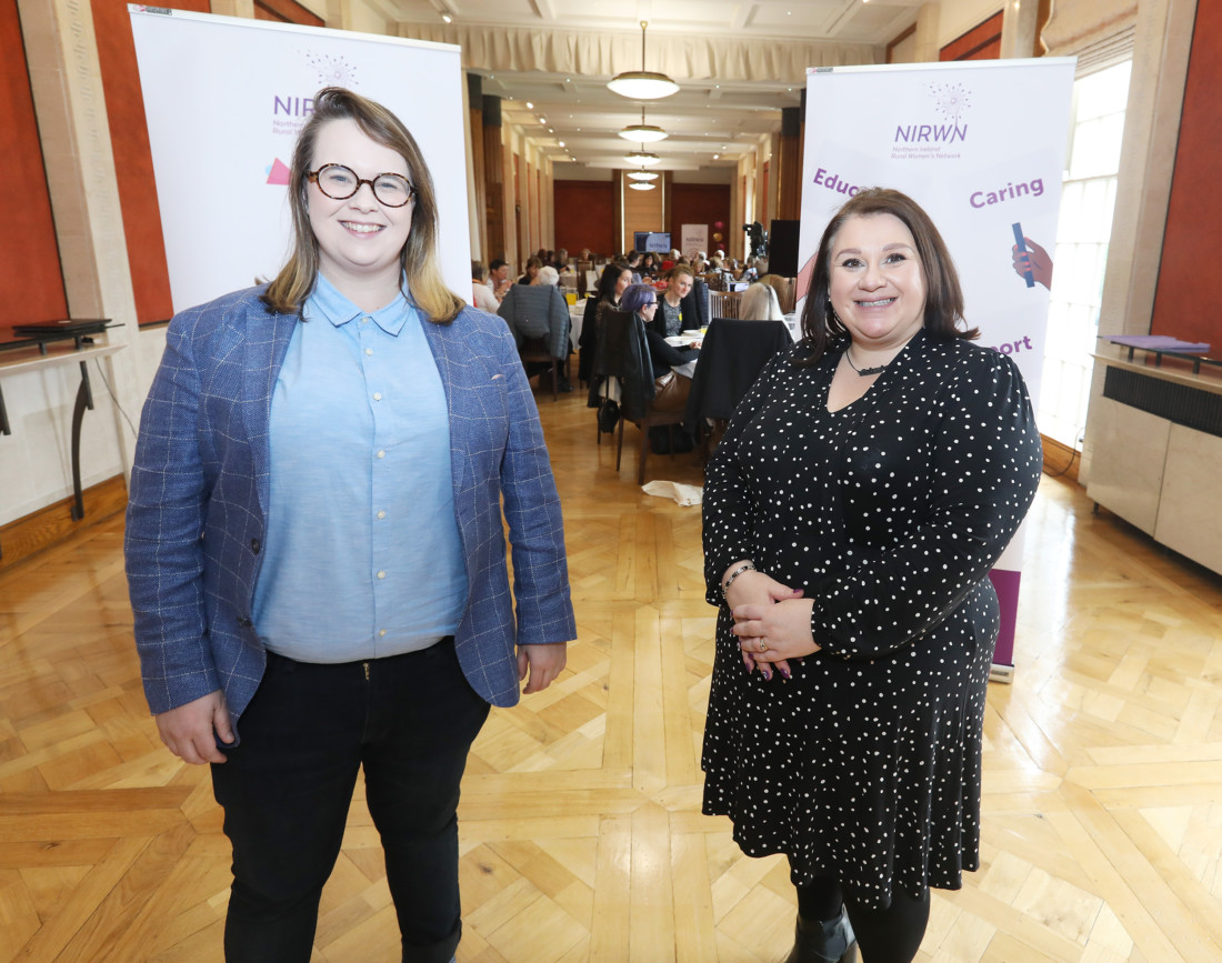 Singer performs for womens’ group at Stormont