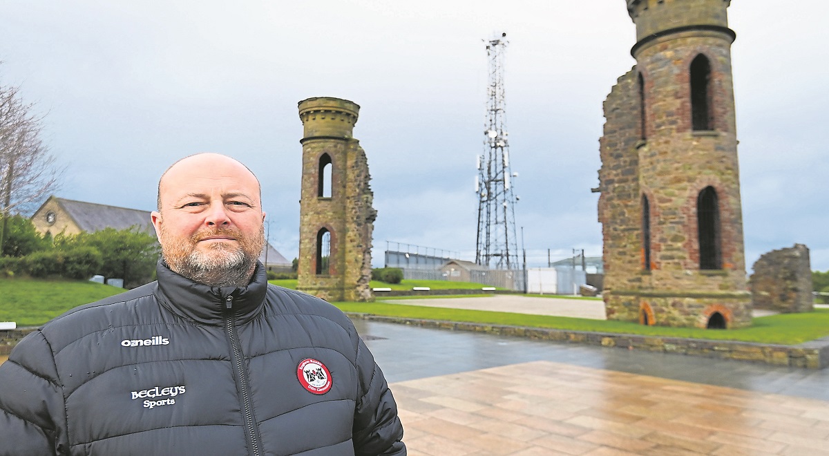 ‘Eyesore’ mast must go, urges councillor