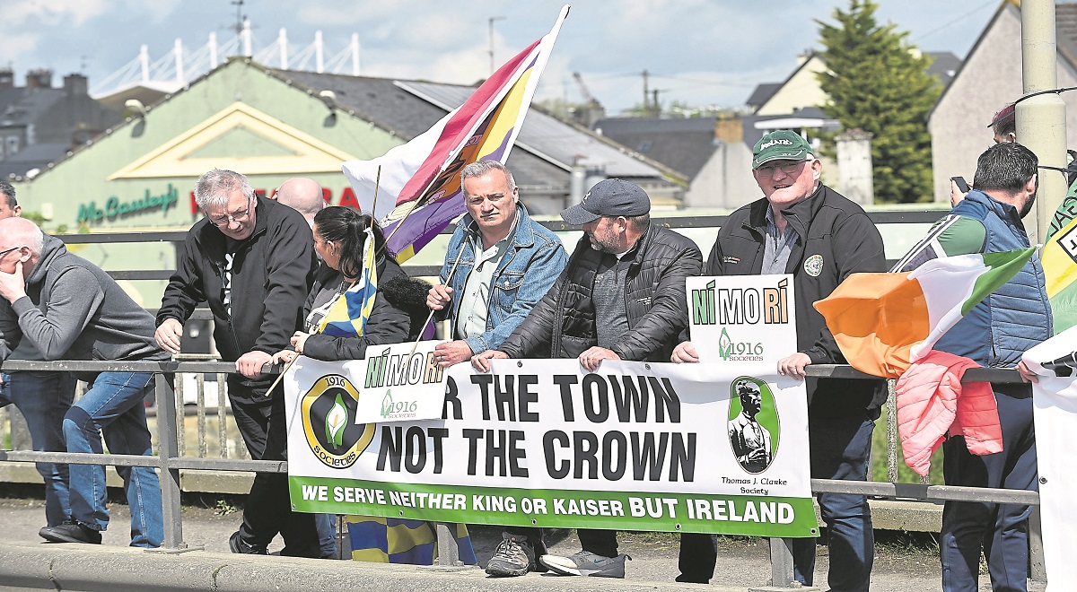 Anti-monarchy rally on Lifford Bridge attended by hundreds