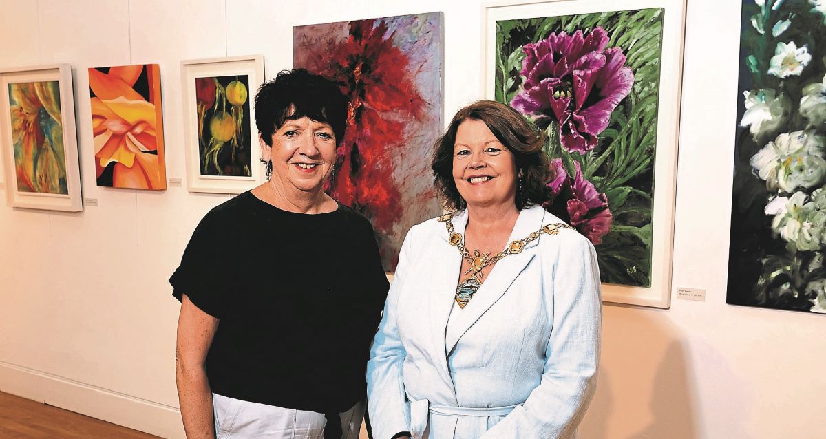 Mayor enjoys visit to Berni’s art exhibition in the Alley