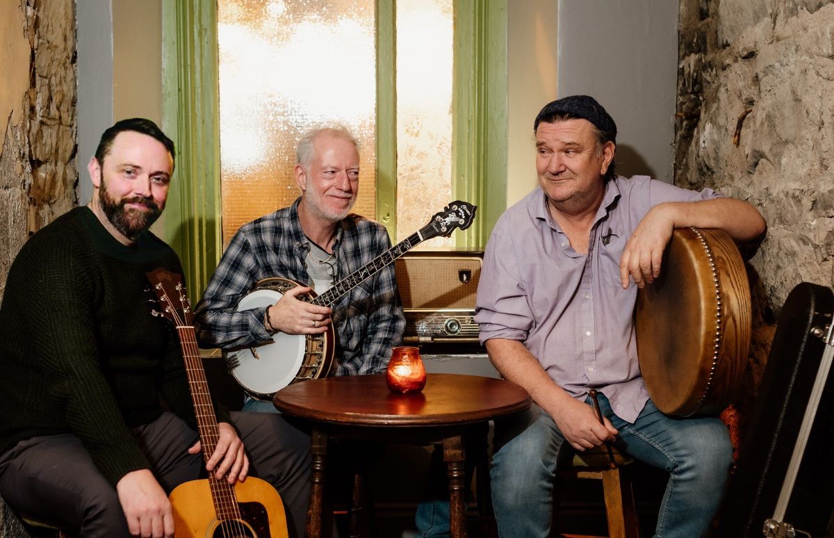 Trio take to Dún Uladh for night of music and memories