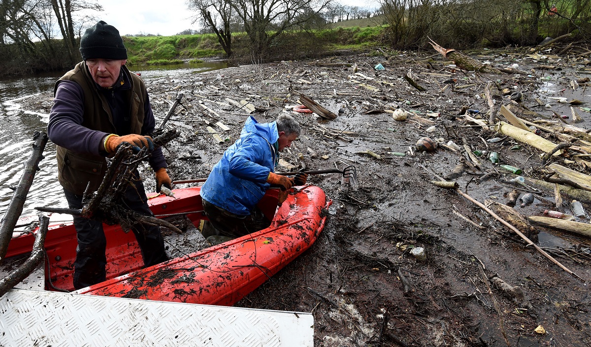 Volunteers tackle Blackwater debris