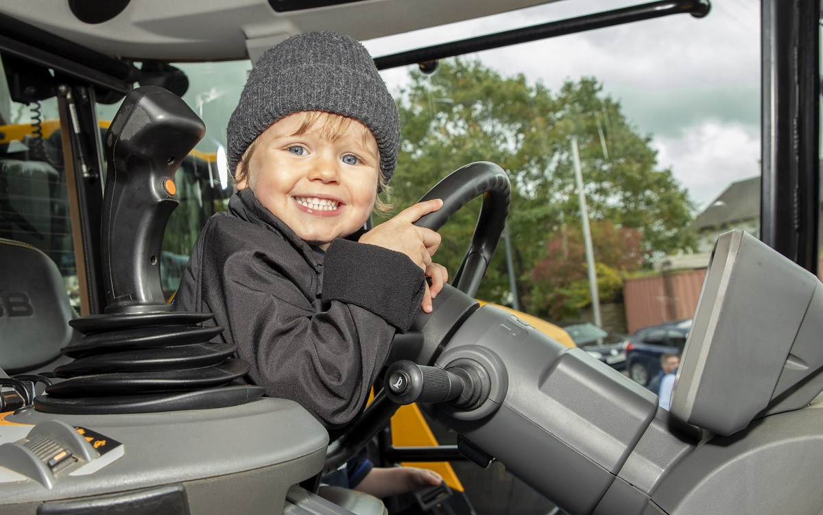 Hundreds of tractors and trucks take part in charity drive