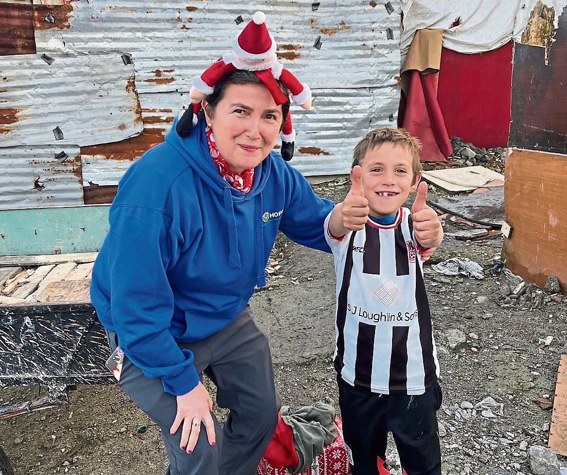 Dergview support delivers gifts to children in poverty